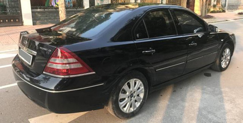 &quot;Soi&quot; xe sang Mercedes va BMW gia chi 300 trieu tai VN-Hinh-13